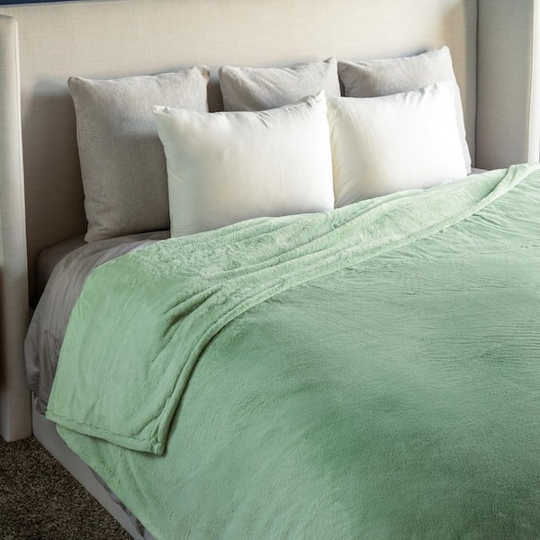 THE NORTHWEST GROUP HGTV Super Luxe Faux Fur Quietude-Sage Green Throw Blanket