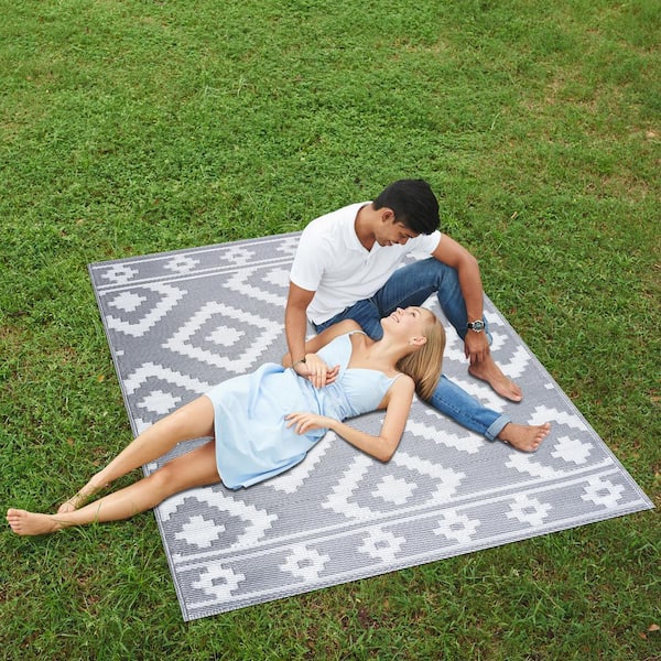 Milan Gray White 5 ft. x 7 ft. Modern Reversible Recycled Plastic Indoor/Outdoor Area Rug-Floor Mat