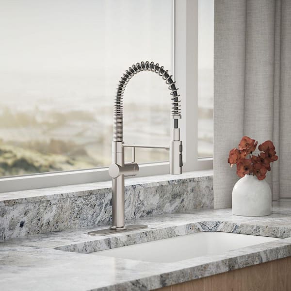 Crue Semi-Professional Single-Handle Pull-Down Sprayer Kitchen Faucet in Vibrant Stainless