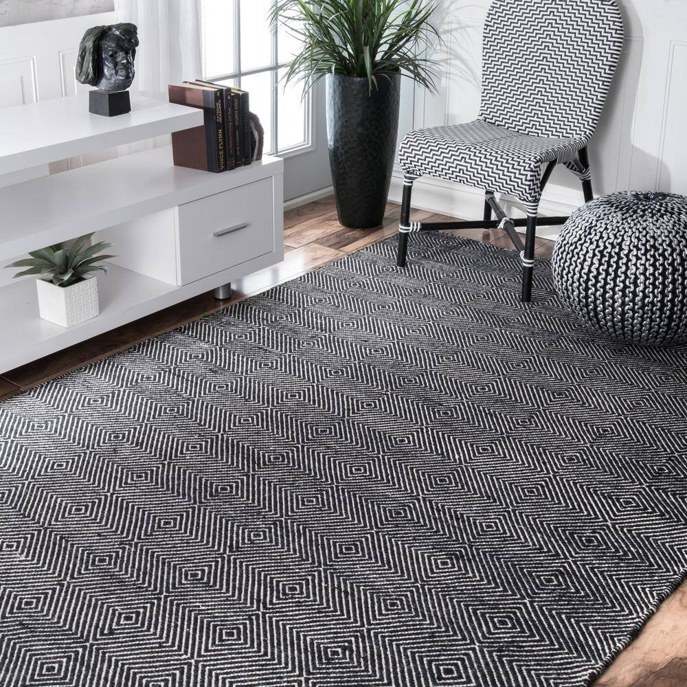 Handmade Black Geometric Wool 6' x 9' Area Rug