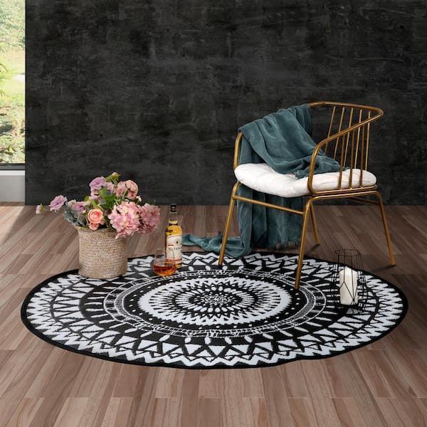 https://images.thdstatic.com/productImages/cbb37851-557e-43d6-93cd-6f58fa4d8ddf/svn/black-and-white-nuu-garden-outdoor-rugs-so02-02-e1_600.jpg