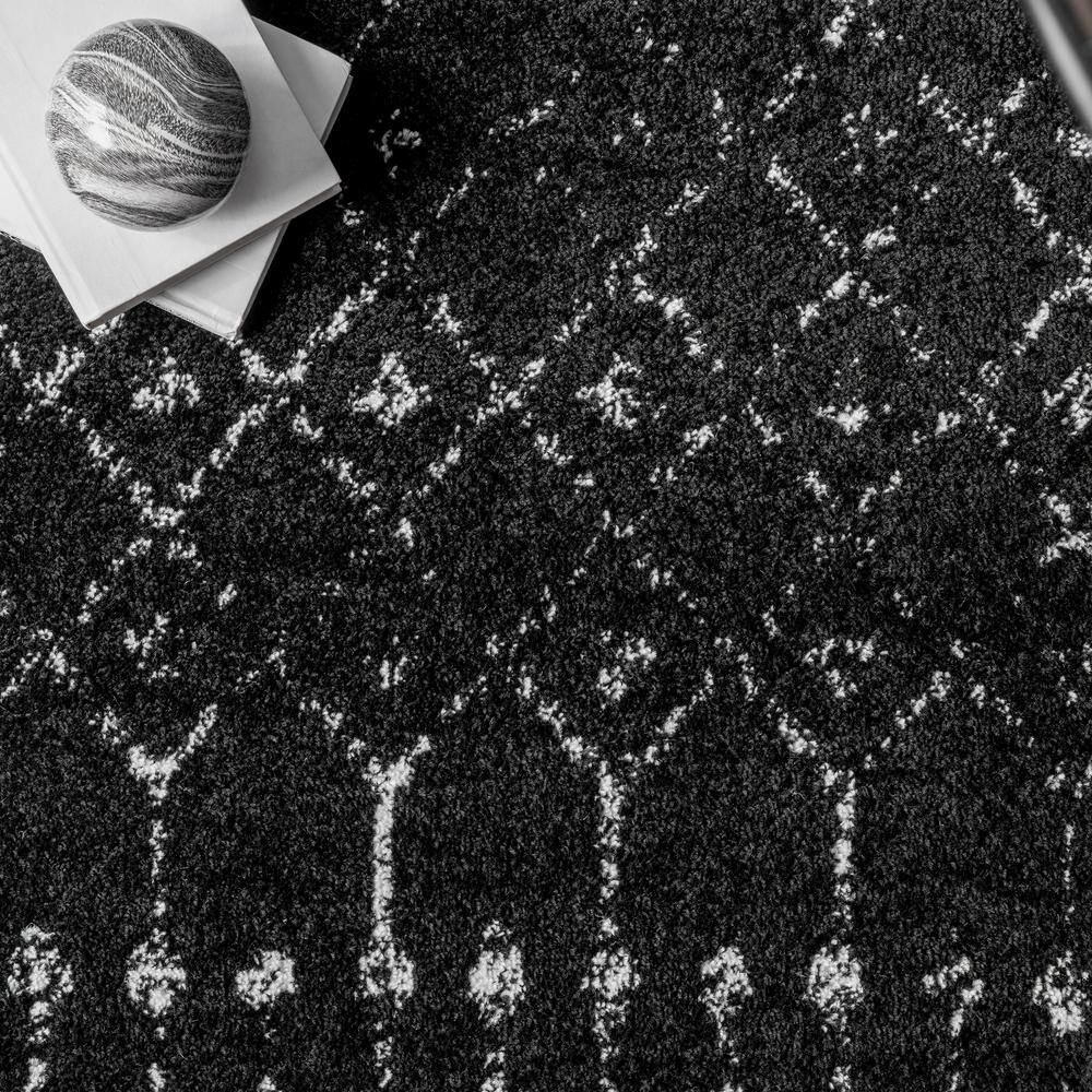 Black and White Moroccan Trellis 5' x 7' Area Rug