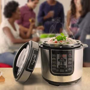 West Bend Versatility Slow Cooker with Thermal Travel Tote and Non-Stick  Surface, 5 Qt. Capacity, in Red (87905R)