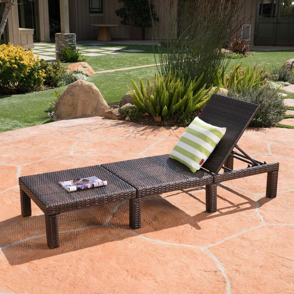 Jamaica Brown 1-Piece Wicker Outdoor Patio Chaise Lounge with Adjustable Ba