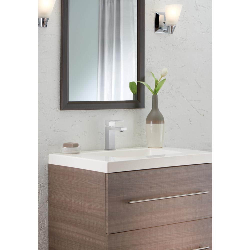 Modern Chrome Single Hole Bathroom Faucet with Drain Assembly
