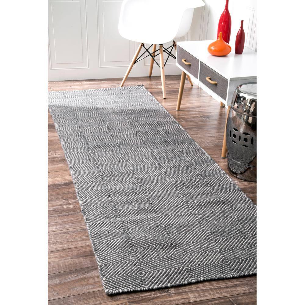 Handwoven Geometric Gray Wool 33" Area Rug
