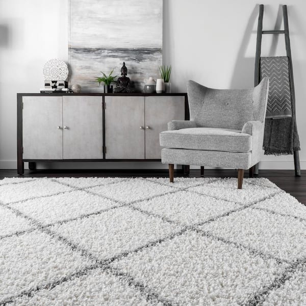 https://images.thdstatic.com/productImages/cd4af495-3fbf-4a80-bd3d-90bb3df7e22a/svn/white-nuloom-area-rugs-ozez04a-12018-c3_600.jpg