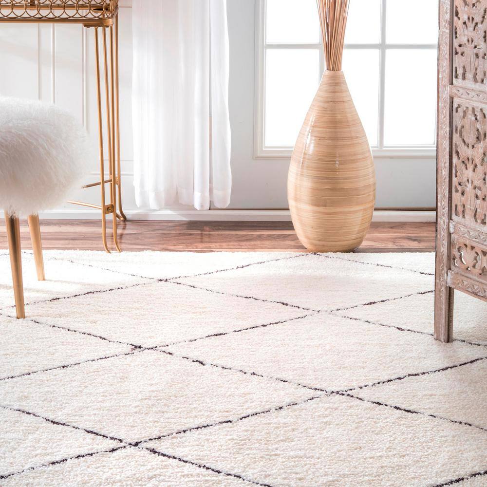 Handmade Black Geometric 4' x 6' Tufted Shag Rug
