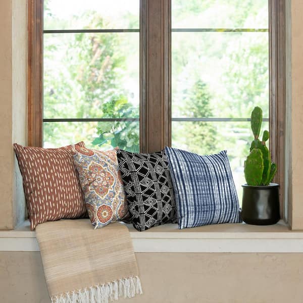 https://images.thdstatic.com/productImages/cd7d4726-0c52-4a0d-b290-bb7ad9a4f4d9/svn/arden-selections-outdoor-throw-pillows-zn02554b-d9z2-66_600.jpg
