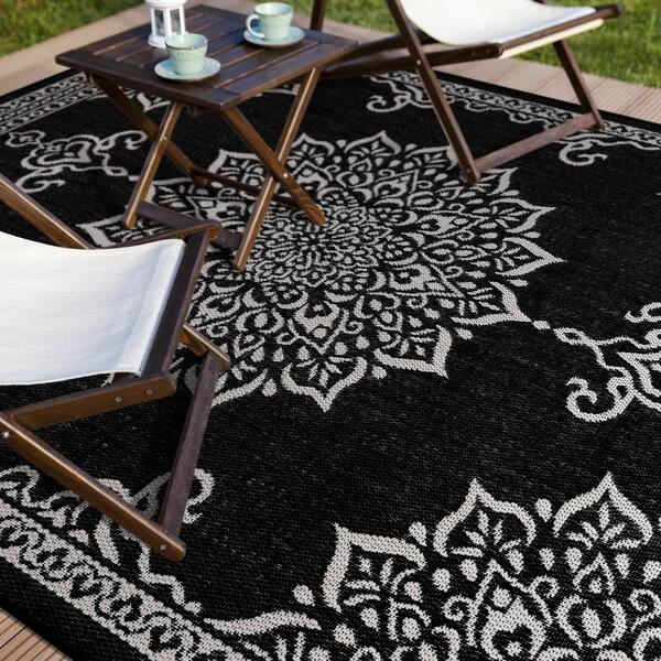 https://images.thdstatic.com/productImages/cd7d9cd1-8849-4f5b-a721-be5bf15f849e/svn/black-white-area-rugs-out900-blk-5x7-hd-76_600.jpg