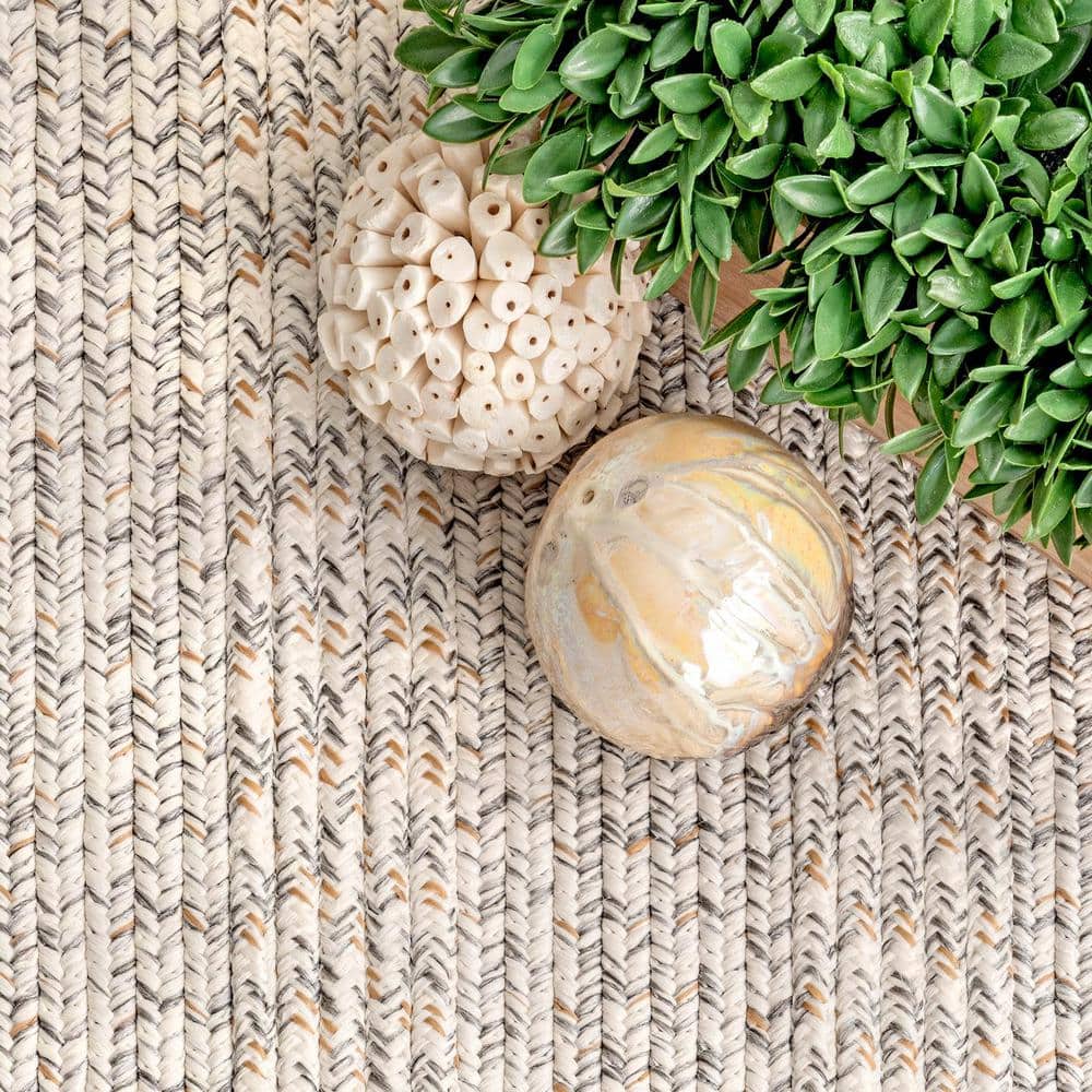 Handmade Ivory Braided 8' x 10' Oval Synthetic Indoor/Outdoor Rug
