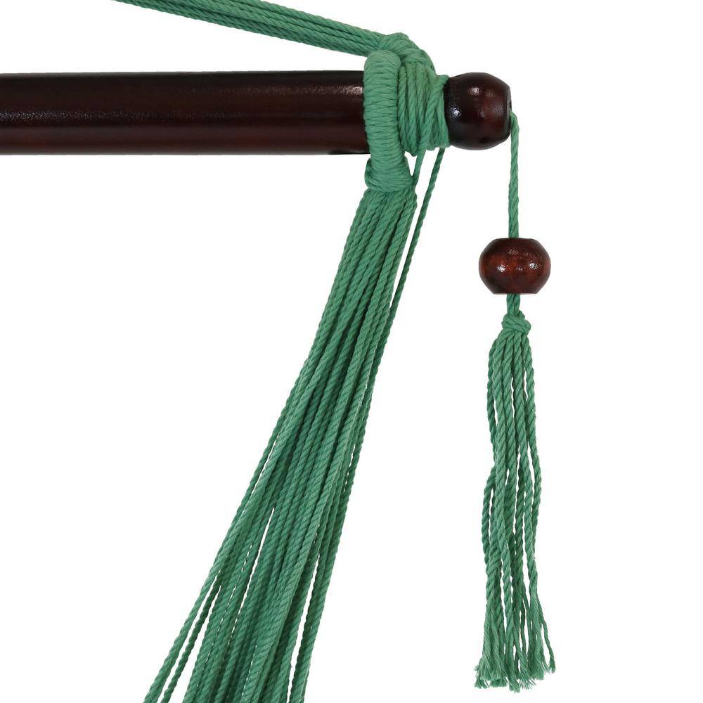 Close-up of the wooden spreader bar and green rope tassel.