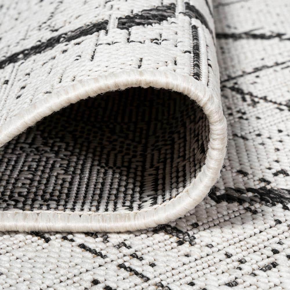 Reversible Black Trellis Synthetic Indoor/Outdoor Rug