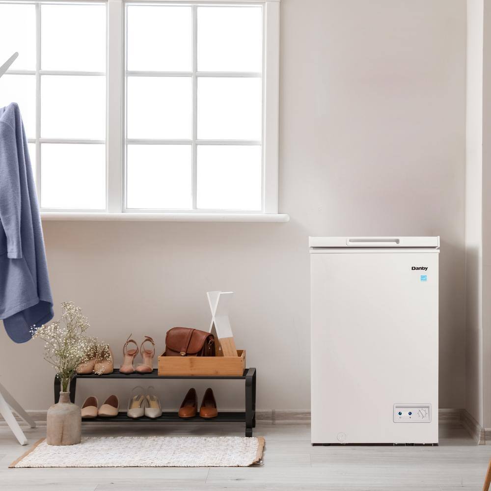 Compact White Energy Star Chest Freezer with Manual Defrost