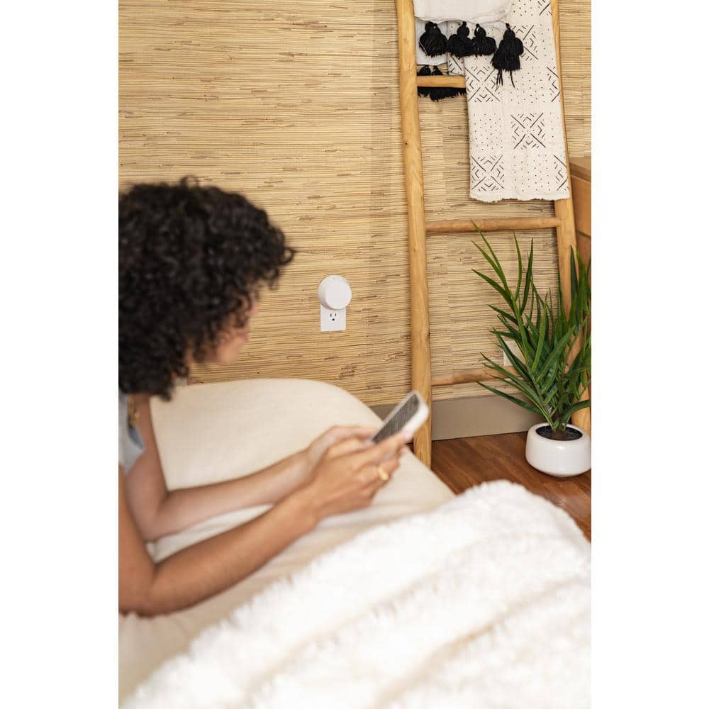 White Smart Home Fragrance Diffuser with Pacific Aqua and Linens & Surf Refills