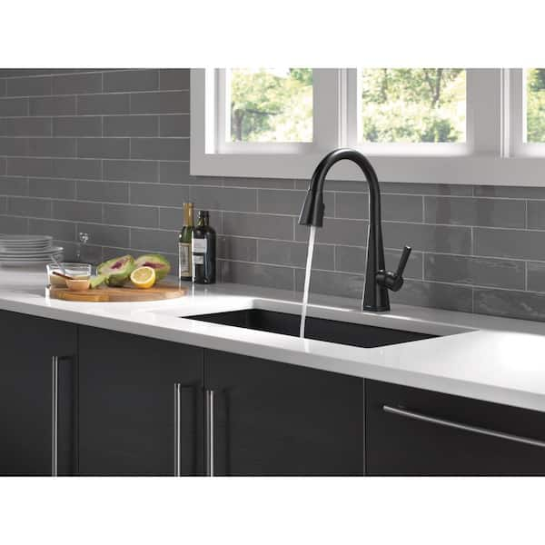 https://images.thdstatic.com/productImages/ce7b1665-fd98-4898-9ea4-d31ef916a504/svn/matte-black-delta-pull-down-kitchen-faucets-19802tz-bl-dst-76_600.jpg