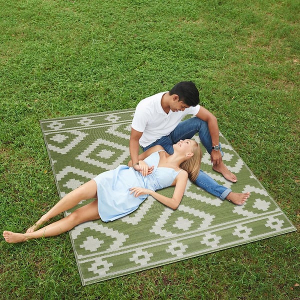 Milan Green Creme 6 ft. x 9 ft. Modern Reversible Recycled Plastic Indoor/Outdoor Area Rug-Floor Mat
