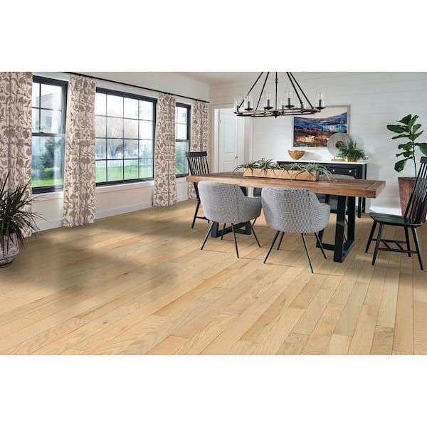 Bruce Plano Light Warmth Red Oak 3/4 in. T x 5 in. W Smooth Solid Hardwood Flooring (23.5 sq.ft./ctn)
