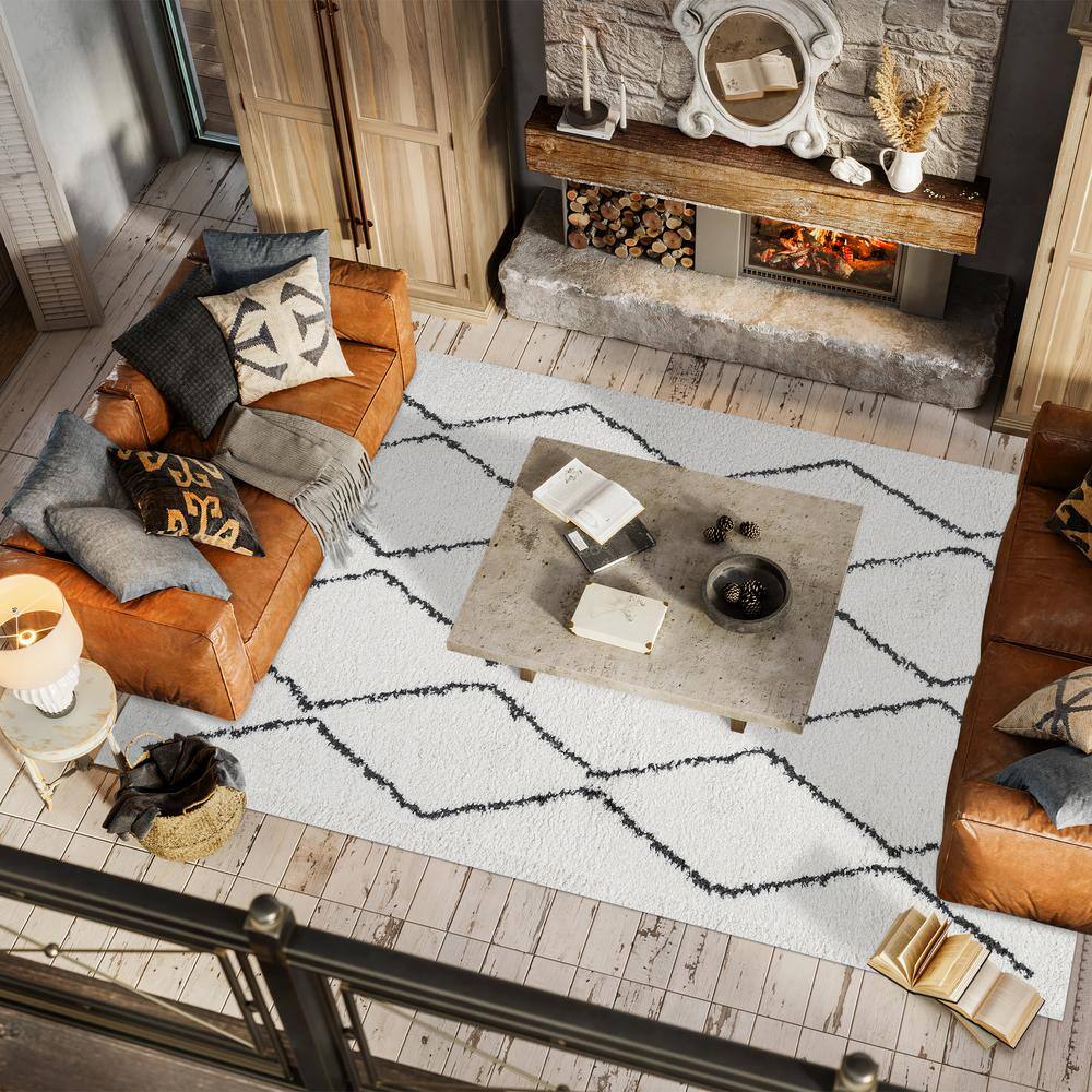 Catala Moroccan Diamond Shag 3'x5' Black and White Area Rug
