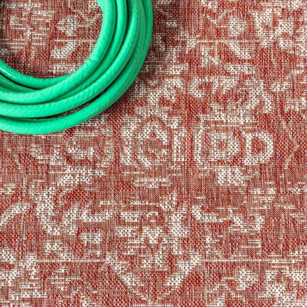 Red and Taupe Medallion Flat Woven 4' x 6' Indoor/Outdoor Rug