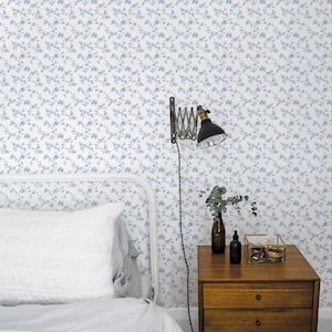 Delicate Floral Trail Blue/White Matte Finish Non-Woven Paper Non-Pasted Wallpaper Roll