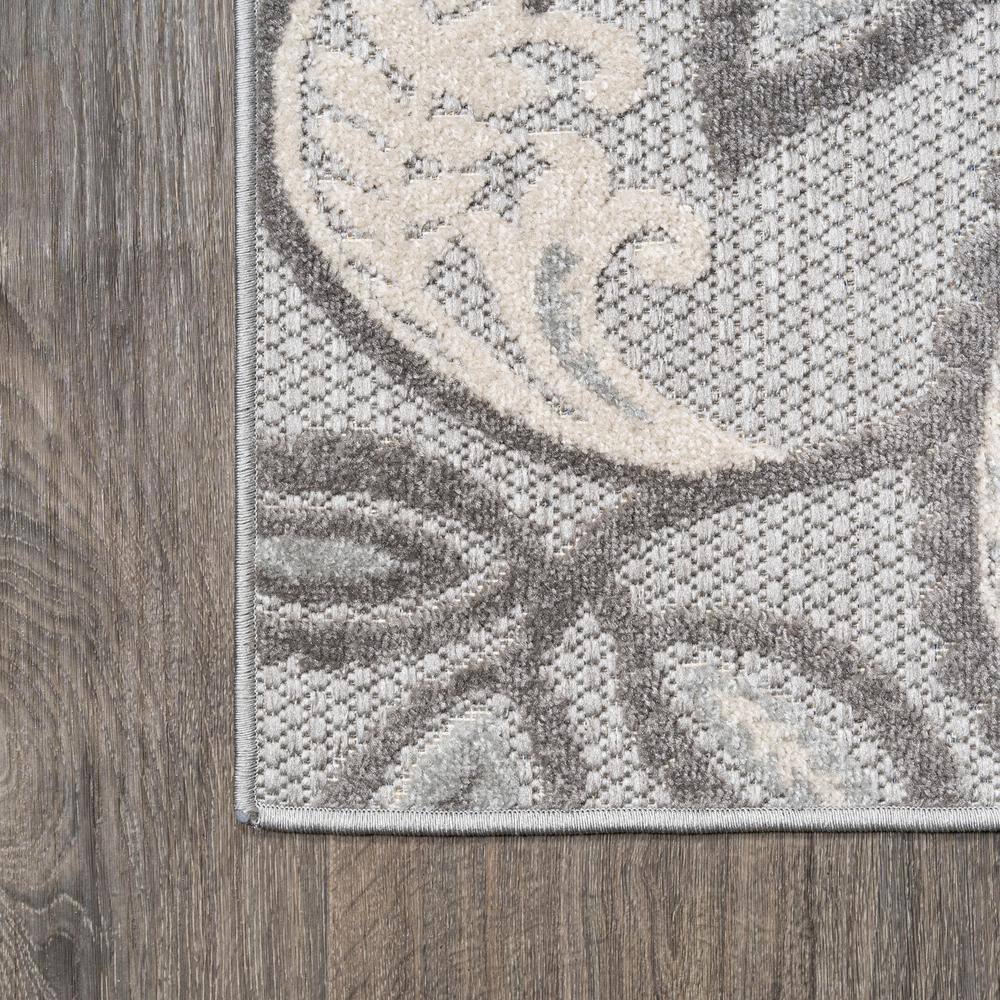 Light Gray and Ivory Paisley Indoor/Outdoor Area Rug 5' x 7'