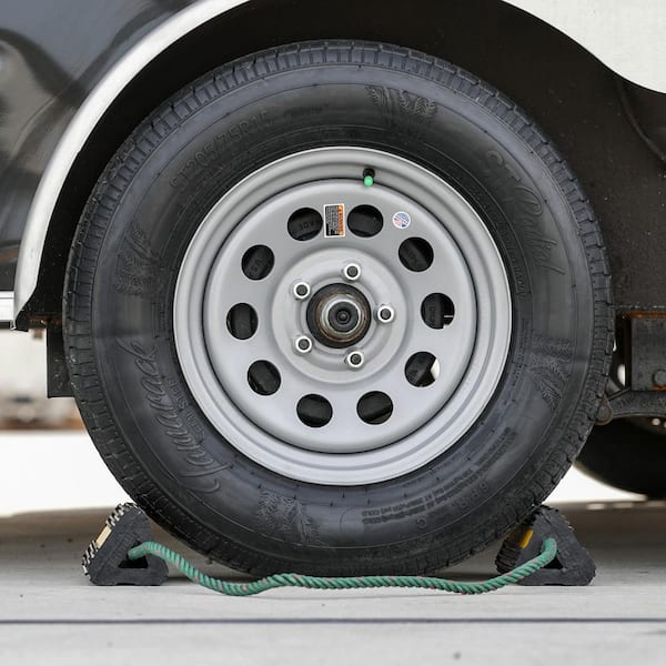 BUYERS PRODUCTS - Rubber Wheel Chock Set 4x4x8 Inch with 3 Foot Rope