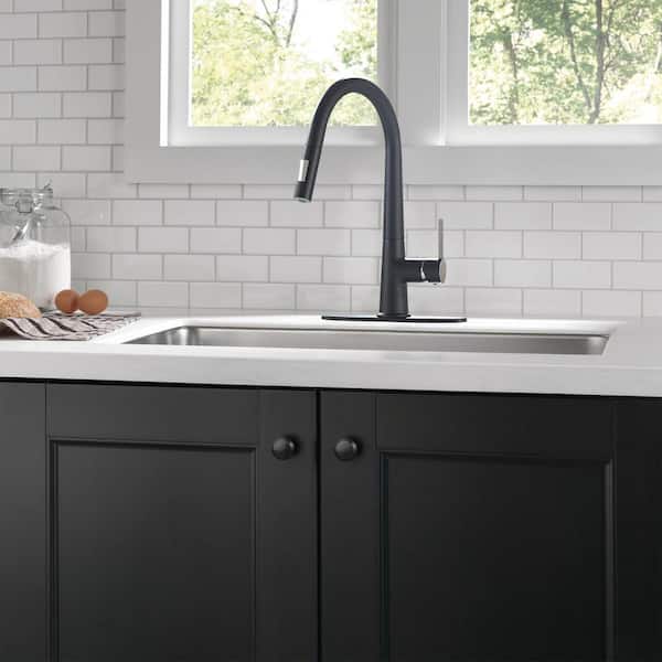Modern Single Handle Pull Down Sprayer Kitchen Faucet, Black Kitchen Sink Faucet with Deck Plate in Matte Black