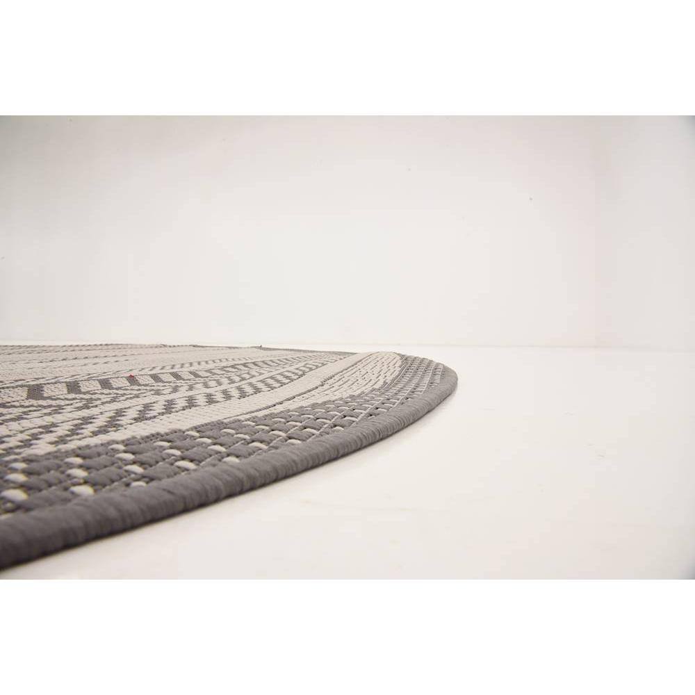 Gray Striped Synthetic 6' Round Outdoor Rug - Easy Care & Stain-resistant