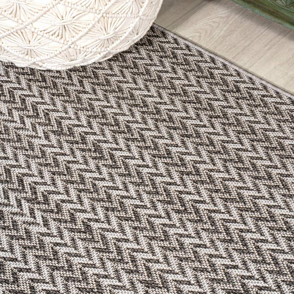 3' x 5' Black/Light Gray Synthetic Geometric Area Rug