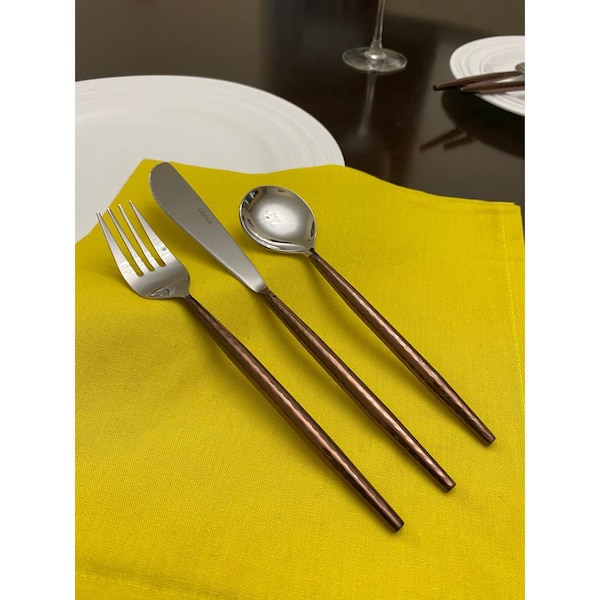 https://images.thdstatic.com/productImages/cfdef347-1566-4d93-97ca-459db9d40bc8/svn/silver-flatware-sets-dkdftsbrown18-4f_600.jpg