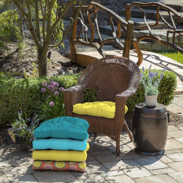 https://images.thdstatic.com/productImages/d0010dc9-0c8a-433b-9103-7fab1c09c87e/svn/arden-selections-outdoor-dining-chair-cushions-zm0h530b-d9z1-e1_600.jpg