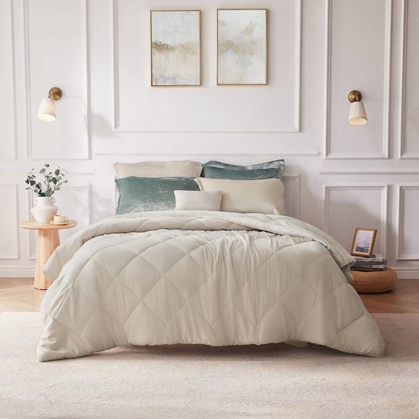 Intelligent Design Isabel (4-Piece) Champagne Polyester King/Cal King Velvet Comforter Set with Throw Pillow