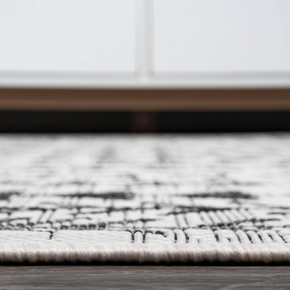 Bohemian Geometric Black/Ivory Synthetic 4' x 6' Easy-Care Rug