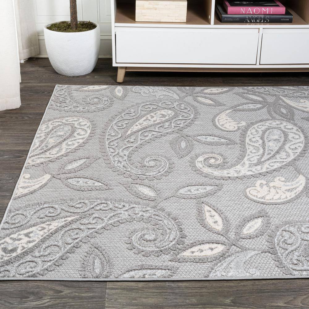 Light Gray and Ivory Paisley Indoor/Outdoor Area Rug 5' x 7'
