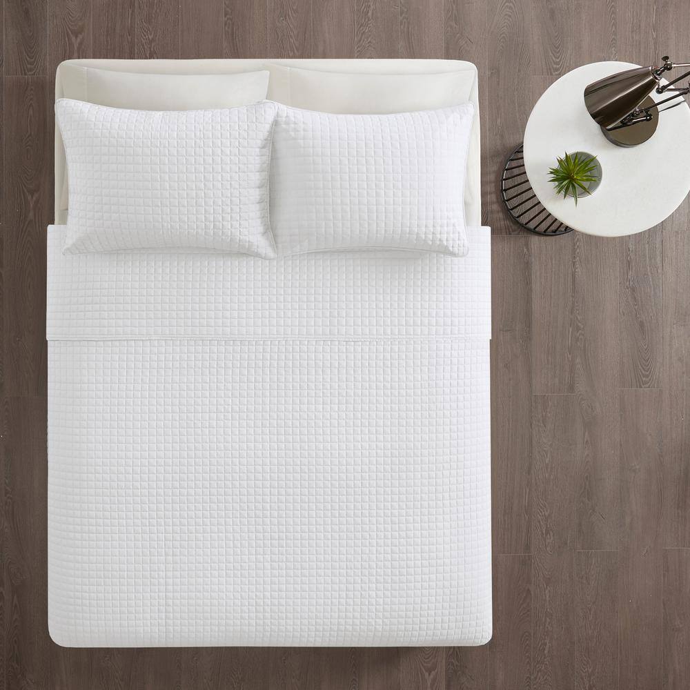 White King Microfiber Reversible Quilt Set