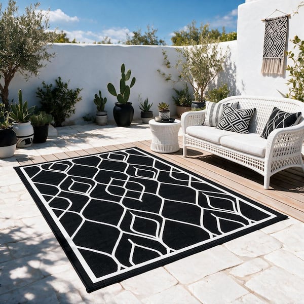 Black and White 8 X 10 ft. Plastic Waterproof Outdoor and Indoor Area Rug, for Patio, Picnic, Backyard