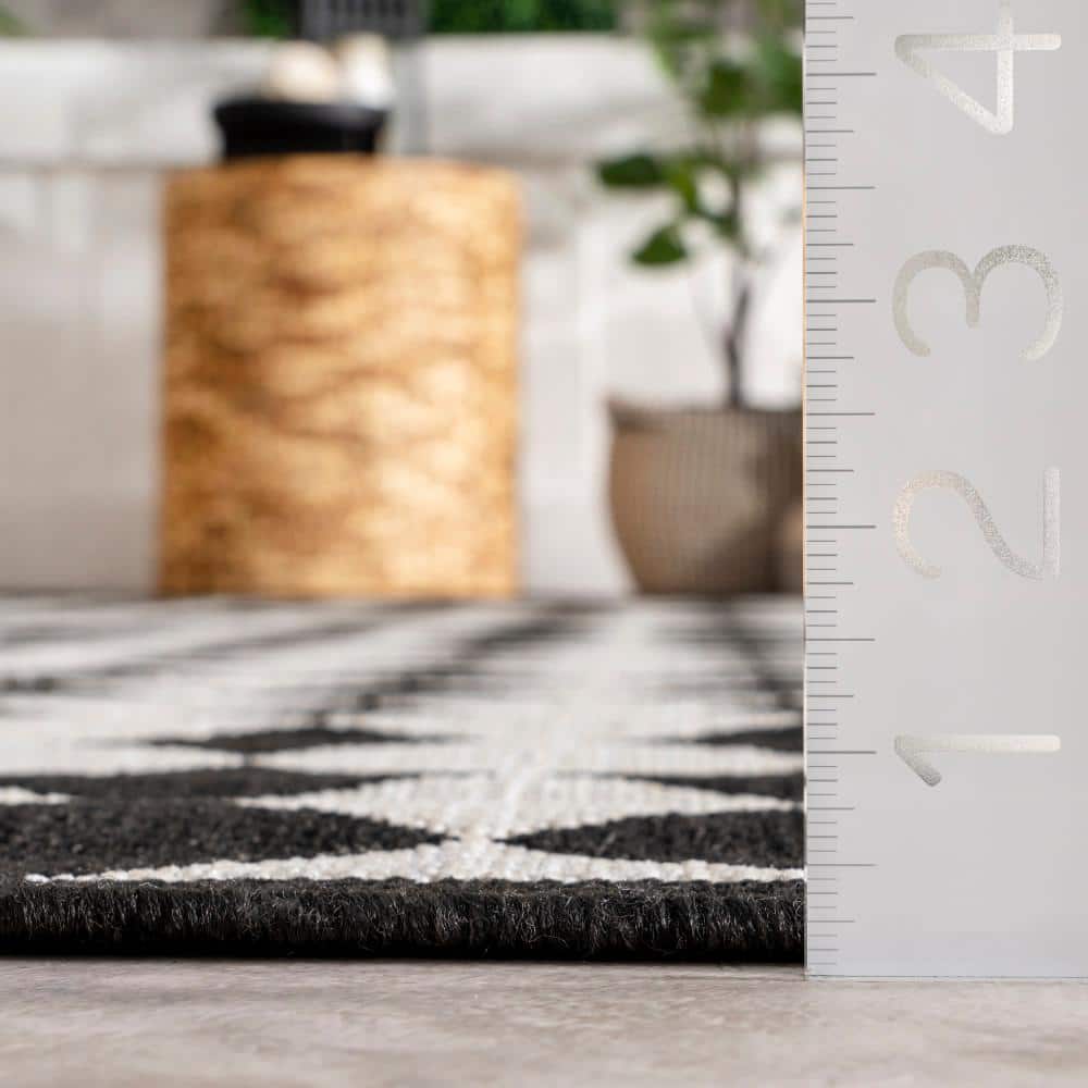 Black and White Checkered Synthetic Indoor Outdoor Rug, 4' x 6'