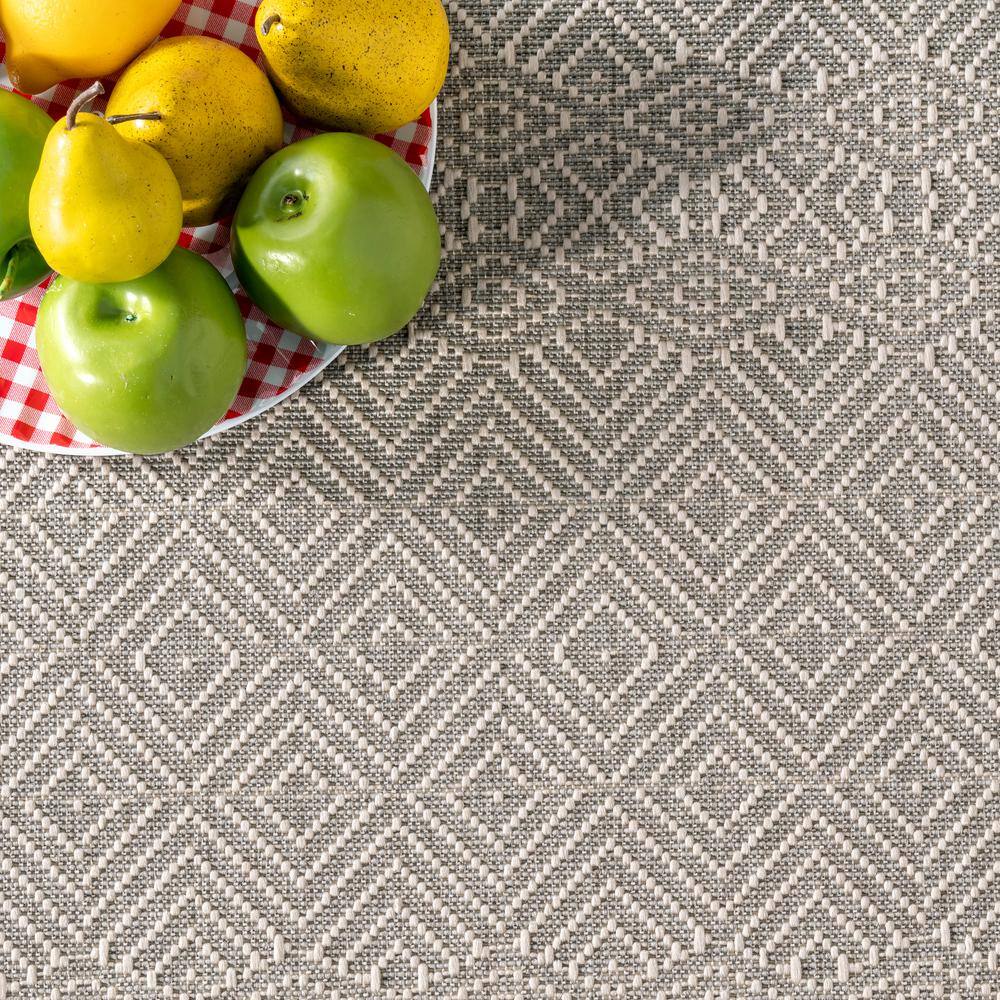 Gray Geometric 4' x 6' Reversible Synthetic Area Rug