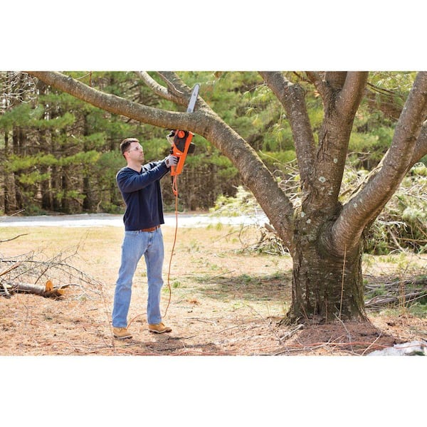https://images.thdstatic.com/productImages/d12e1c47-4d02-4b6b-a18e-b051adcaf13a/svn/black-decker-corded-electric-chainsaws-cs1518-4f_600.jpg