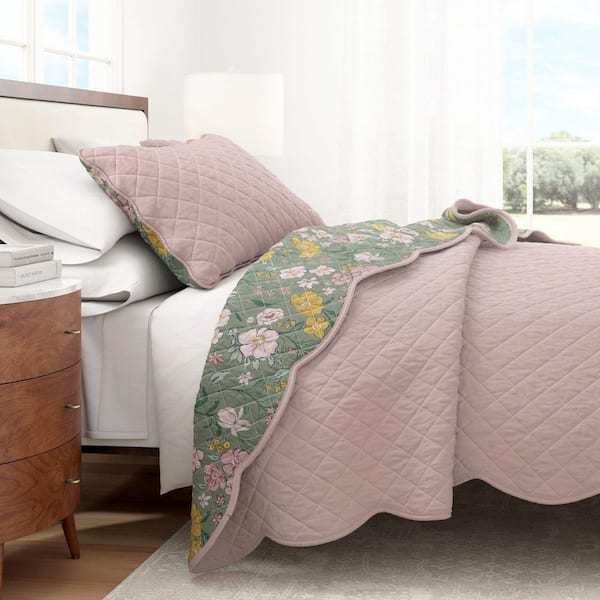 FRESHFOLDS Pink Floral Boho 2-Piece Twin / Twin XL Cotton Quilt Scallopeded Bedding Set