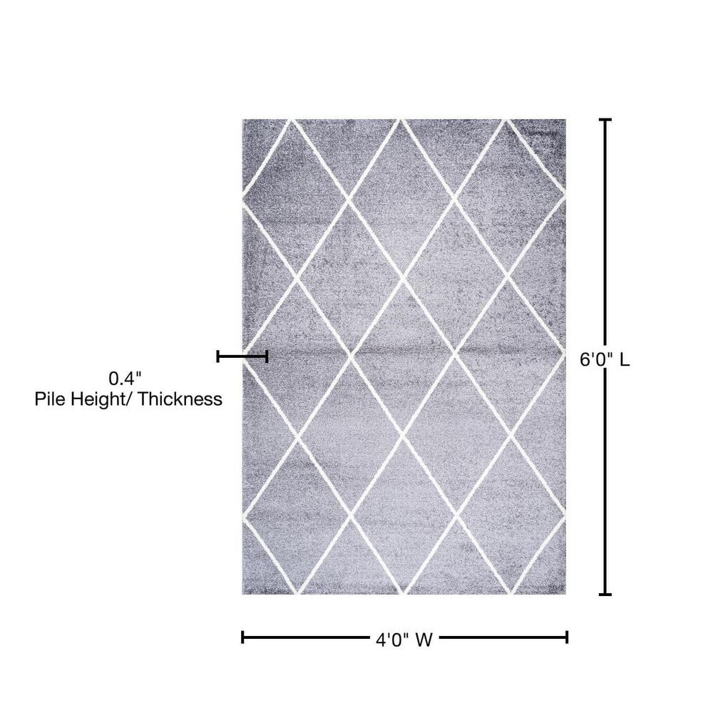 Gray and White Diamond Trellis 4' x 6' Reversible Area Rug
