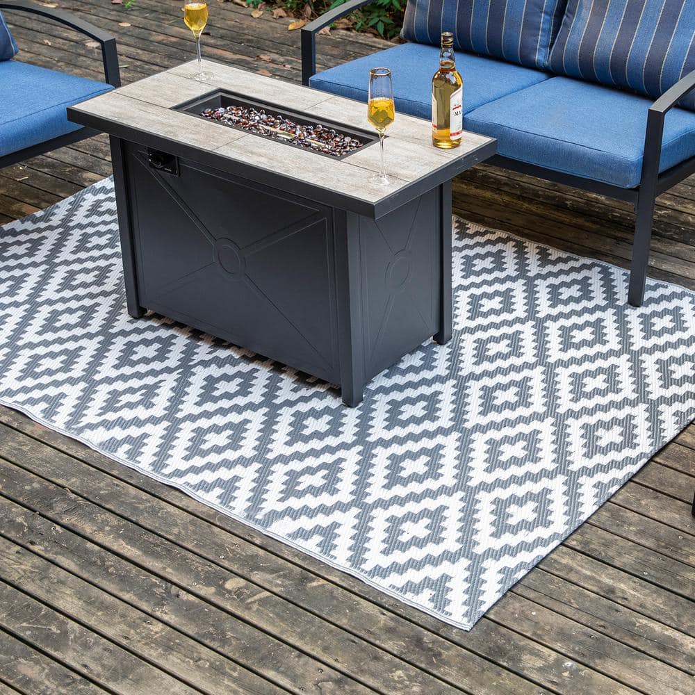 Gray and White Reversible Synthetic Outdoor Rug, 5' x 7'