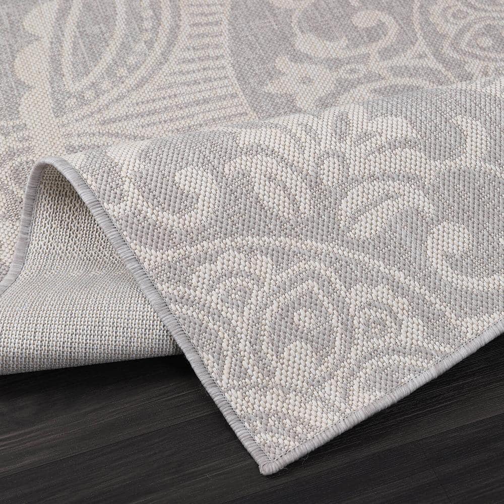 Gray and White Medallion 5' x 7' Reversible Outdoor Rug