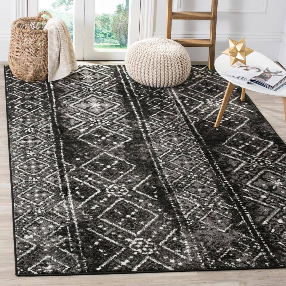 Adirondack Montague Geometric Easy-Care 6' Square Rug in Silver/Black