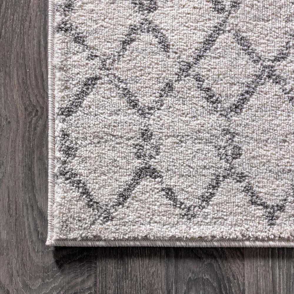 Ivory and Gray Diamond-Patterned 3' x 5' Synthetic Area Rug