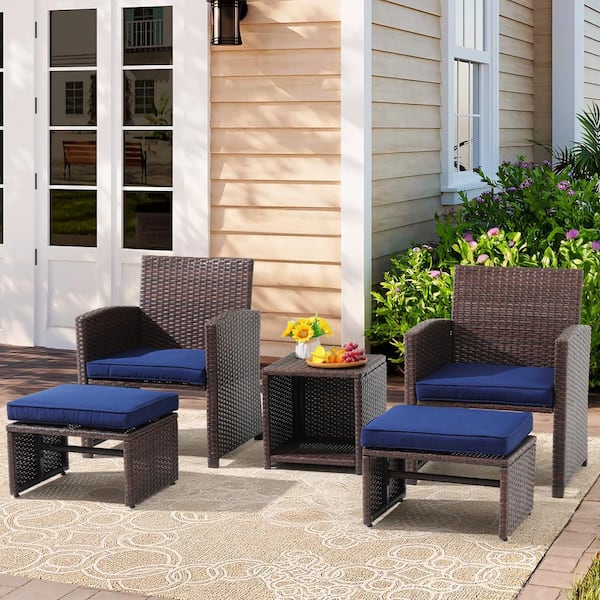 Freestyle 5-Piece Wicker Brown Outdoor Conversation Set with Ottomans and Side Table, Blue Cushions