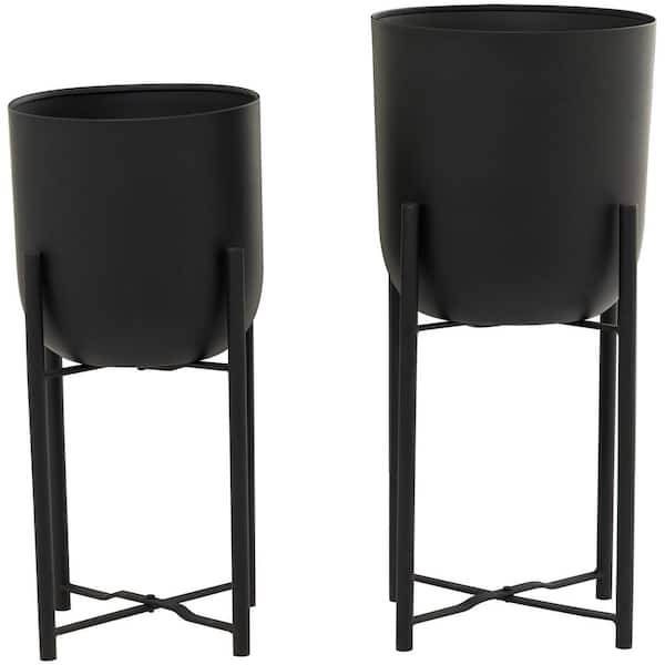 CosmoLiving by Cosmopolitan 22 in., and 20 in. Large Black Metal Indoor Outdoor Planter with Removable Stand (2- Pack)