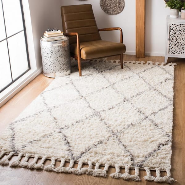 Casablanca Gray/Ivory 4 ft. x 6 ft. Geometric Diamonds Area Rug