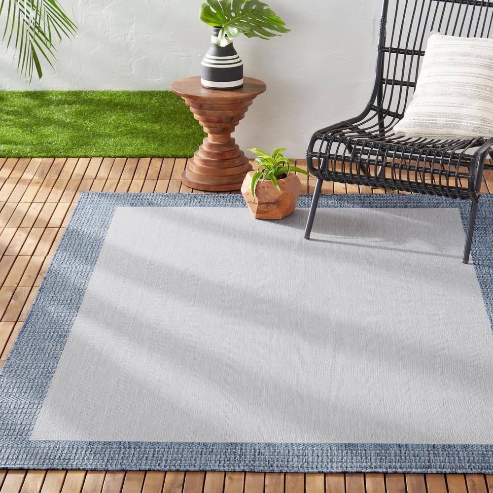 5'2" x 7'2" Gray and Blue Synthetic Indoor/Outdoor Rug